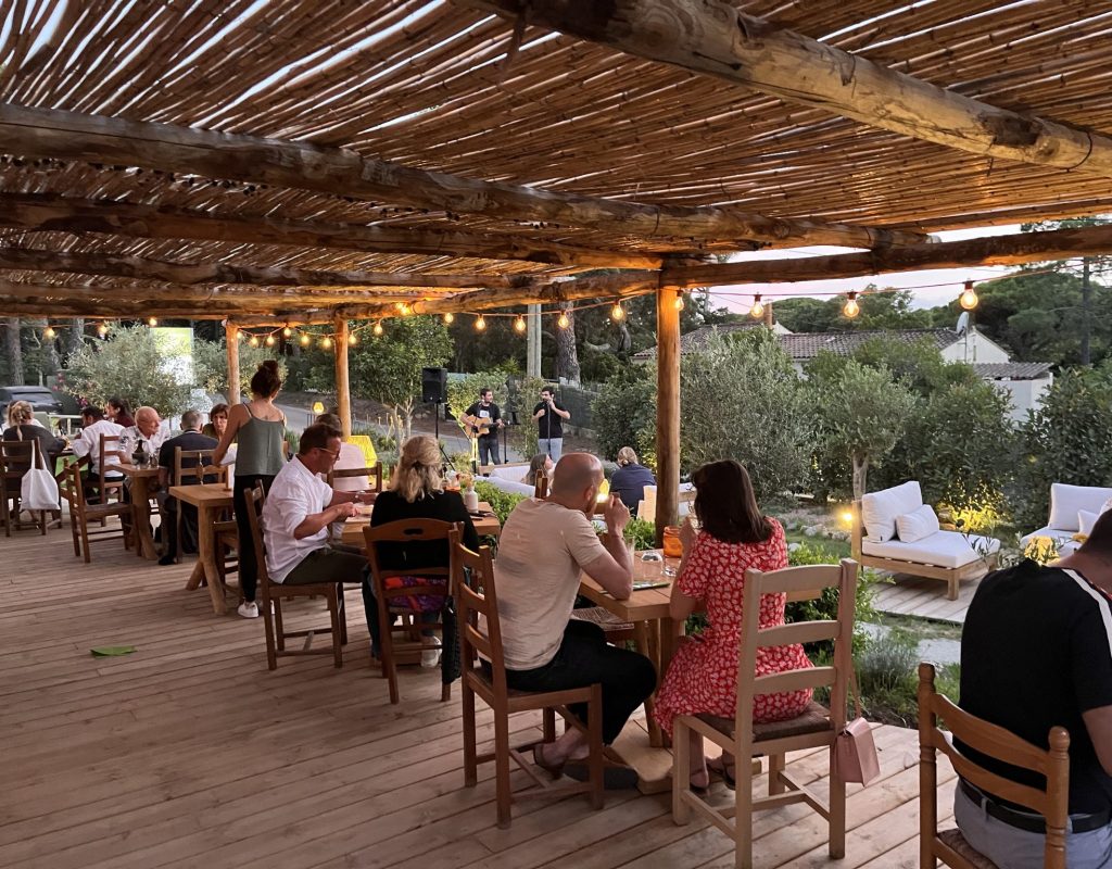 Terrasse ombragée avec éclairage et chanteurs en live en arrière plan